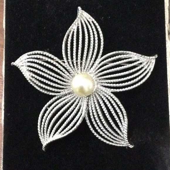 Beautiful Vintage Brooch. Silver Metal with Pearl-like Stone - Picture 1 of 5